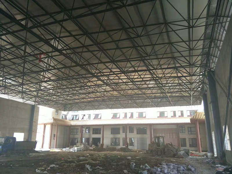 乌海屋顶采光无缝钢管网架安装现场